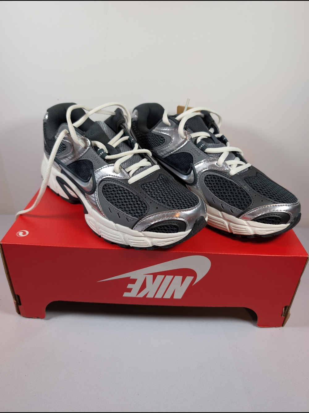 Nike V5 RNR HQ7901-300 Women's Seaweed Metallic Silver Size 9 BOX NO LID